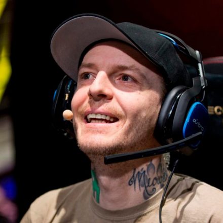 Deadmau5 participa de evento beneficente e vence jogos
