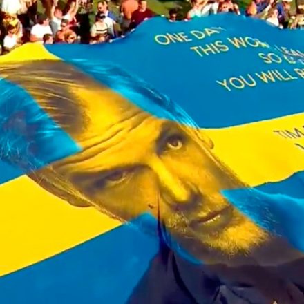 Bandeira do Avicii usada no Tomorrowland está a venda por uma boa causa