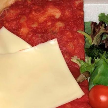 Restaurante lança fatia de pizza temática do Fyre Festival e o preço é parte da piada