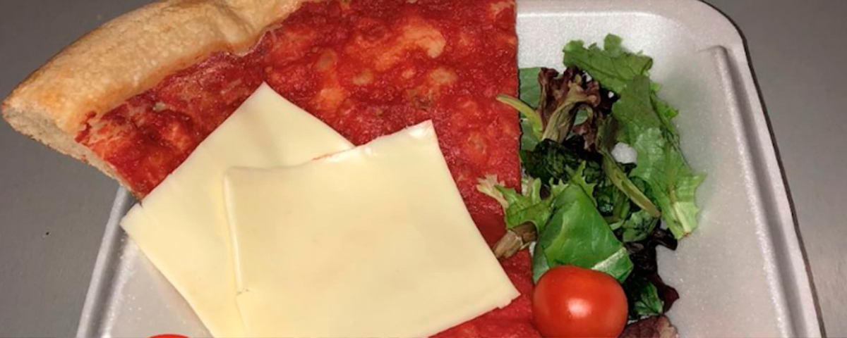 Restaurante lança fatia de pizza temática do Fyre Festival e o preço é parte da piada