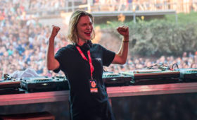 Nina Kraviz estreia novo AV show e é a DJ que mais tocou em festivais em 2018