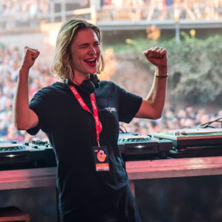 Nina Kraviz estreia novo AV show e é a DJ que mais tocou em festivais em 2018