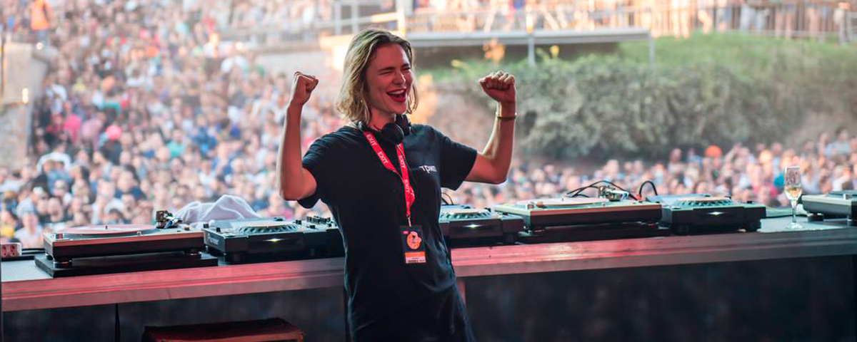 Nina Kraviz estreia novo AV show e é a DJ que mais tocou em festivais em 2018