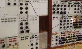 Homem vai consertar sintetizador dos Anos 60 e acaba em uma viagem de LSD!