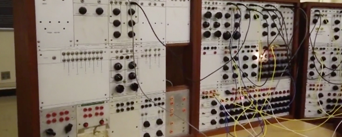 Homem vai consertar sintetizador dos Anos 60 e acaba em uma viagem de LSD!