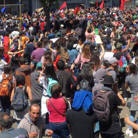 “Rave protesto” reúne milhares de manifestantes no Chile
