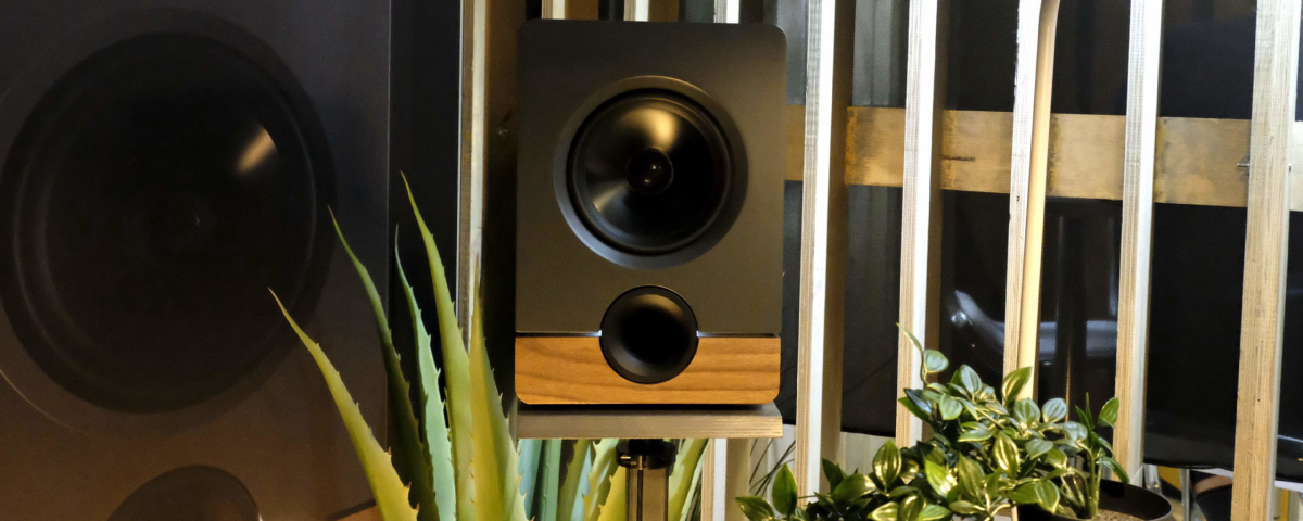 Output anunciou colaboração com a Barefoot para o novo monitor de áudio