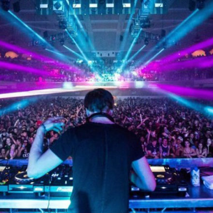 Homem entra por dutos de ar em evento de EDM com ingressos esgotados!