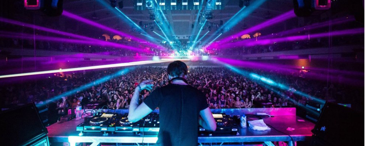 Homem entra por dutos de ar em evento de EDM com ingressos esgotados!