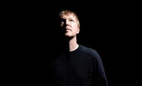 A lenda John Digweed lança novo álbum dividido em 4 e com 45 faixas
