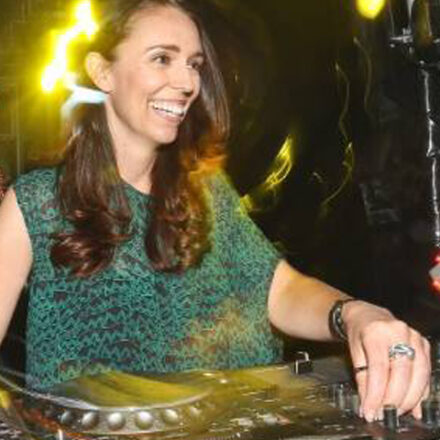 Jacinda Ardern foi DJ e agora lidera o primeiro país a vencer a covid-19!