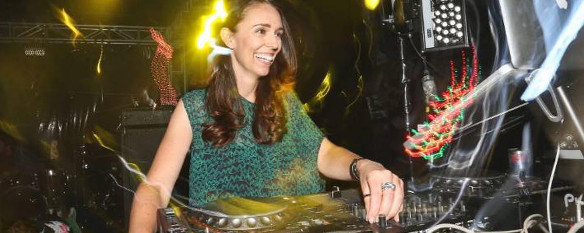 Jacinda Ardern foi DJ e agora lidera o primeiro país a vencer a covid-19!