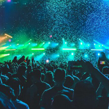 Shows, festas e eventos voltam a ser permitidos gradativamente no Brasil