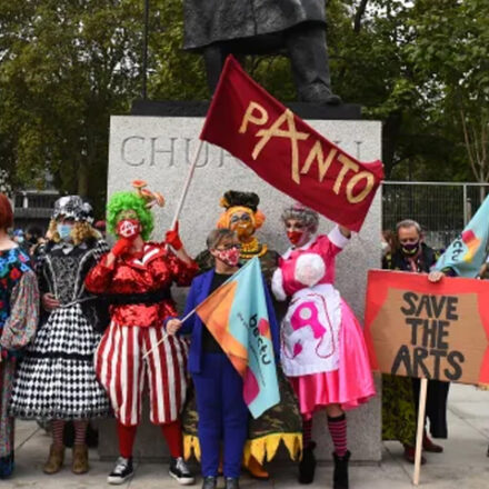 Chanceler do Reino Unido sugere que artistas procurem um novo trabalho