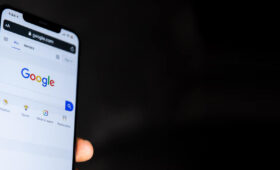 Agora você pode pesquisar músicas cantarolando, cantando ou assobiando!