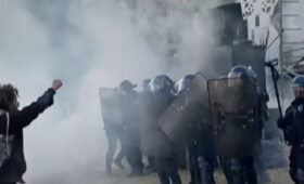 Festa na França é interrompida por batalhão de choque da polícia em meio a protestos