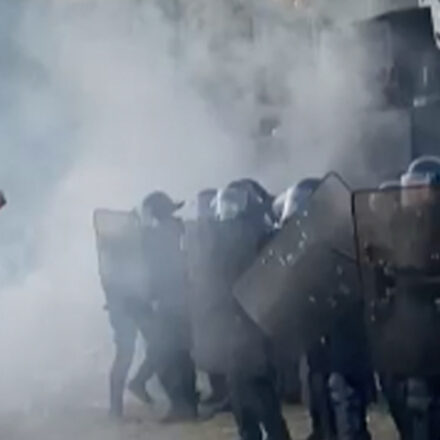 Festa na França é interrompida por batalhão de choque da polícia em meio a protestos