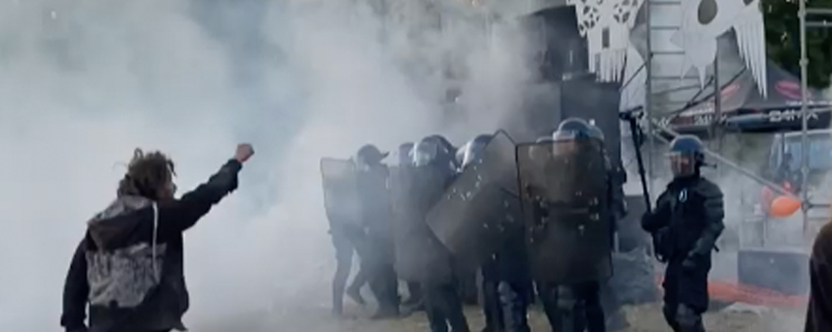 Festa na França é interrompida por batalhão de choque da polícia em meio a protestos