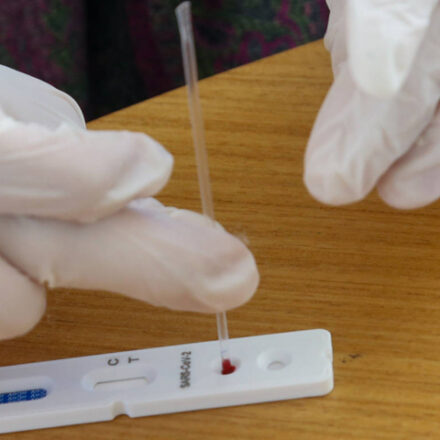 Reino Unido fará testes rápidos de Covid-19 em eventos