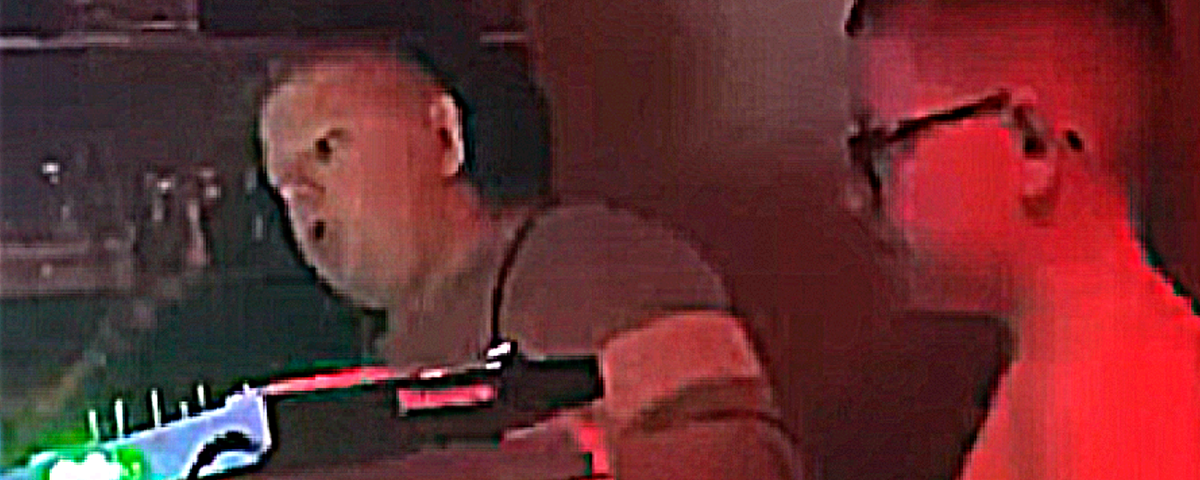 Garoto de 12 anos faz “rave clandestina” em banheiro de escola inglesa