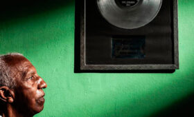 Aos 87 anos, primeiro DJ do Brasil mantém case pronto para o próximo baile