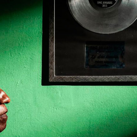 Aos 87 anos, primeiro DJ do Brasil mantém case pronto para o próximo baile