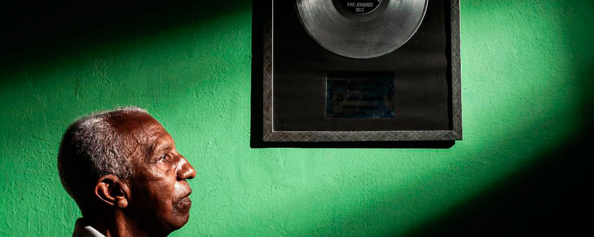 Aos 87 anos, primeiro DJ do Brasil mantém case pronto para o próximo baile