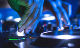 No Dia Mundial do DJ, contamos a causa por trás da data comemorativa
