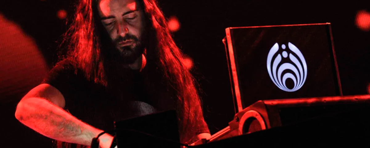 DJ Bassnectar é processado por pornografia infantil e tráfico sexual