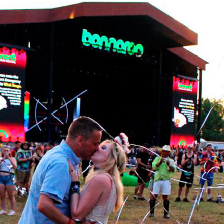 Festival americano oferece cerimônias de casamento para os apaixonados