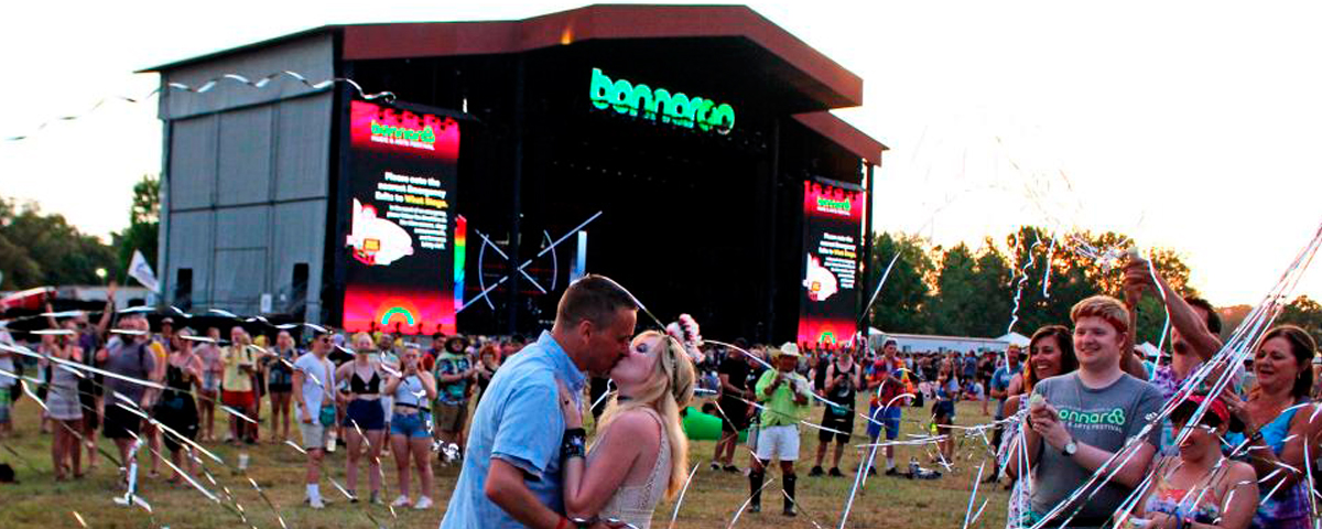 Festival americano oferece cerimônias de casamento para os apaixonados