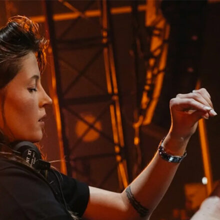 Charlotte de Witte faz história como primeira mulher a fechar o palco principal do Tomorrowland