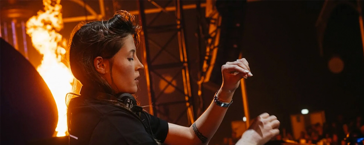 Charlotte de Witte faz história como primeira mulher a fechar o palco principal do Tomorrowland