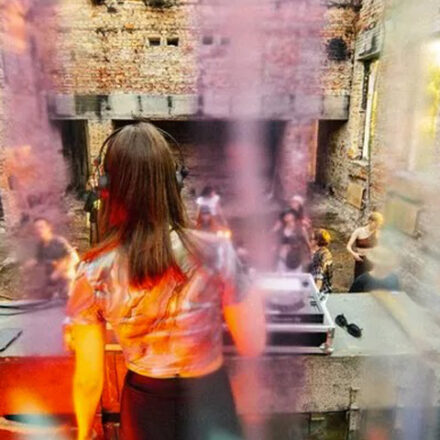 Os ravers da Ucrânia misturam festas com limpeza dos danos de guerra