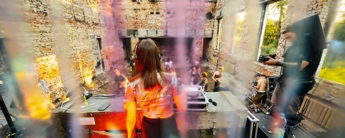 Os ravers da Ucrânia misturam festas com limpeza dos danos de guerra