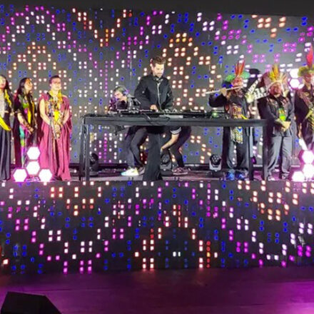 Alok faz performance com indígenas na cobertura da sede da ONU em NY para promover pauta ambiental