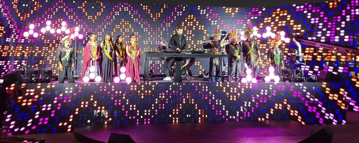 Alok faz performance com indígenas na cobertura da sede da ONU em NY para promover pauta ambiental