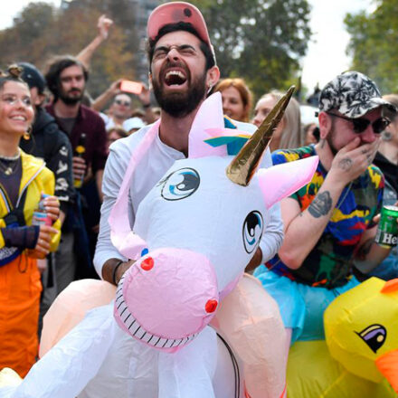 Techno Parade: Festa de música eletrônica reúne 250 mil pessoas nas ruas de Paris