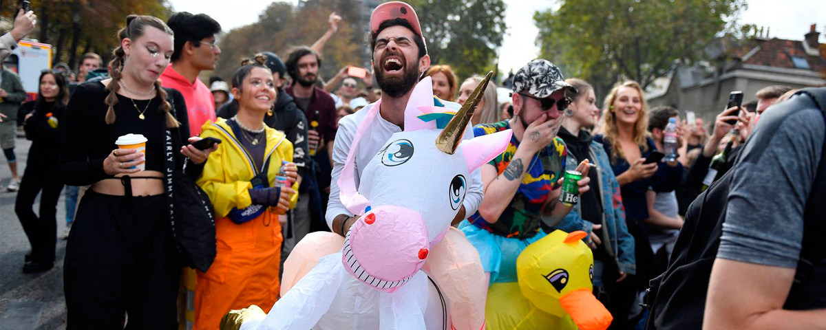Techno Parade: Festa de música eletrônica reúne 250 mil pessoas nas ruas de Paris