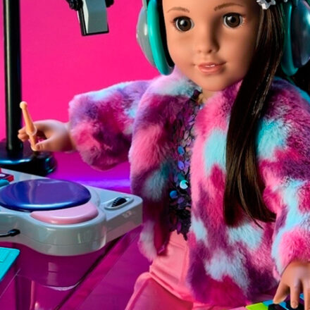 Boneca produtora de música eletrônica lançada pela American Girl