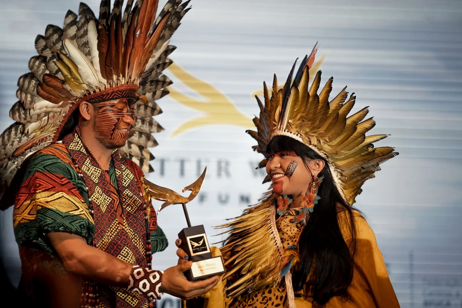 Alok recebe prêmio durante festival de Cannes, em reconhecimento por sua atuação junto à causa indígena brasileira