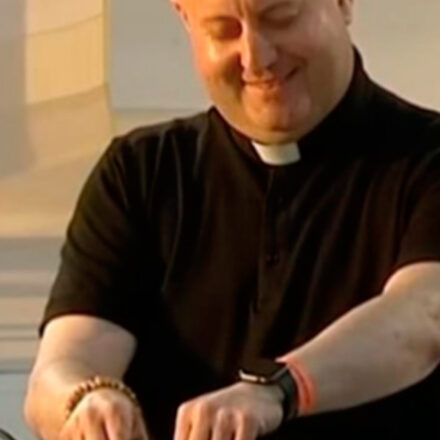 Padre DJ viraliza após tocar na Jornada Mundial da Juventude em Portugal; veja vídeos