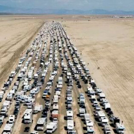 Burning Man: o êxodo para deixar festival após milhares ficarem ilhados