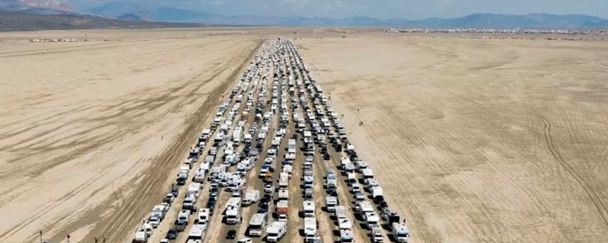 Burning Man: o êxodo para deixar festival após milhares ficarem ilhados